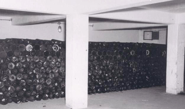 Archivfoto: Bunker mit Stapeln von chemischen Raketen