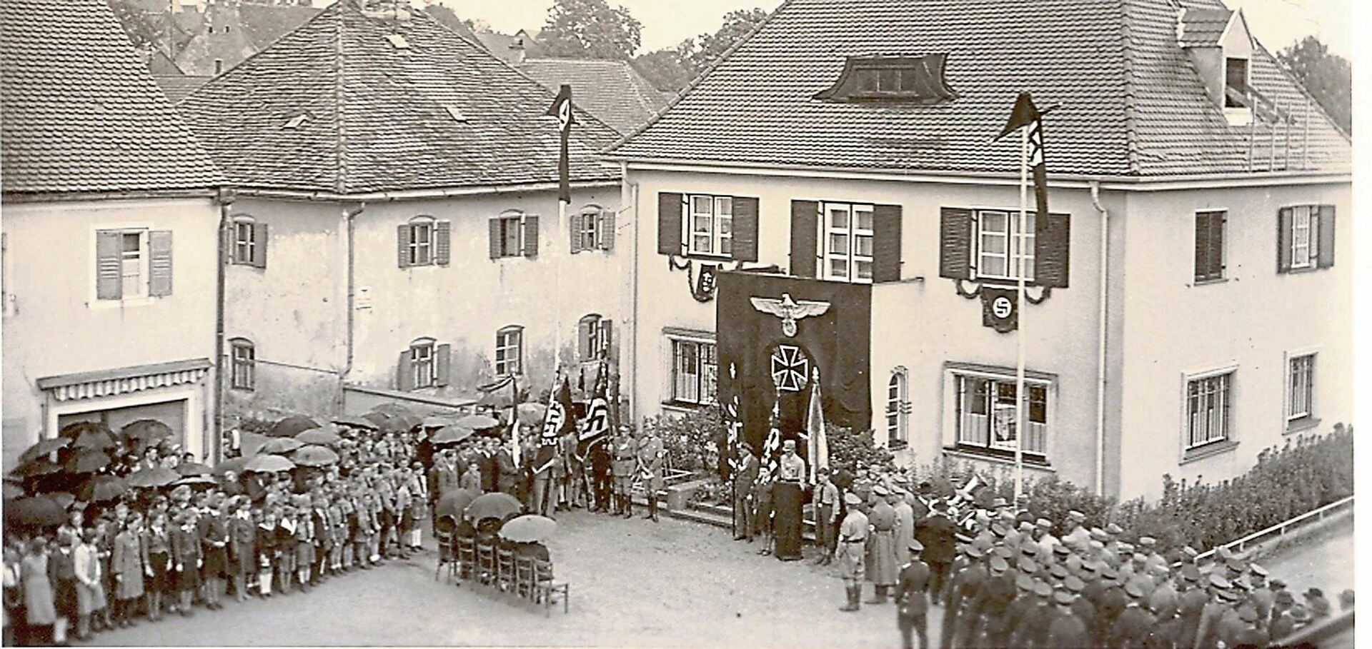 Am 21. März 1933 jubelten in Schierling hunderte Menschen den Nazis als neuen Machthabern zu, die sich sehr bald als Verbrecher erwiesen, für nicht davor zurückschreckten, Millionen Menschen zu töten. Foto: Archiv Fritz Wallner