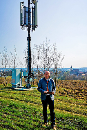 Bgm. Christian Kiendl vor einer Mobilfunk-Antenne